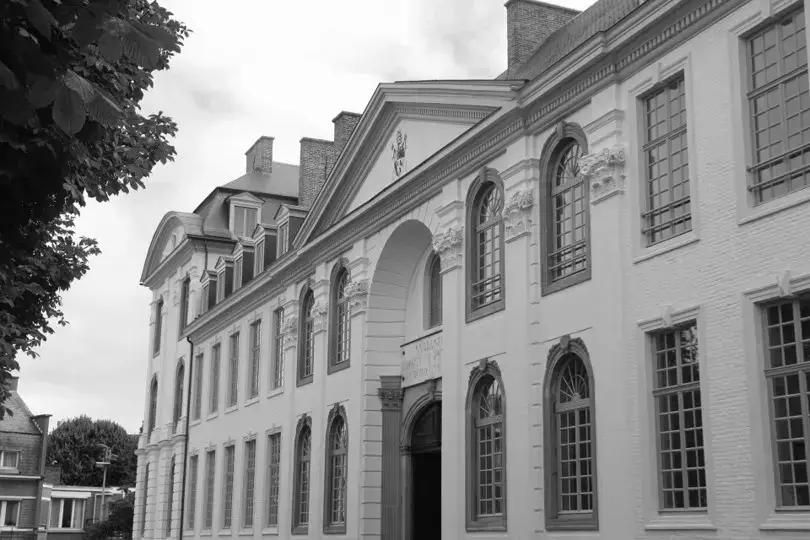 Een door Renotec gerestaureerde historische gevel met sierlijke raamomlijstingen, boogportaal en klassieke architectuurelementen.