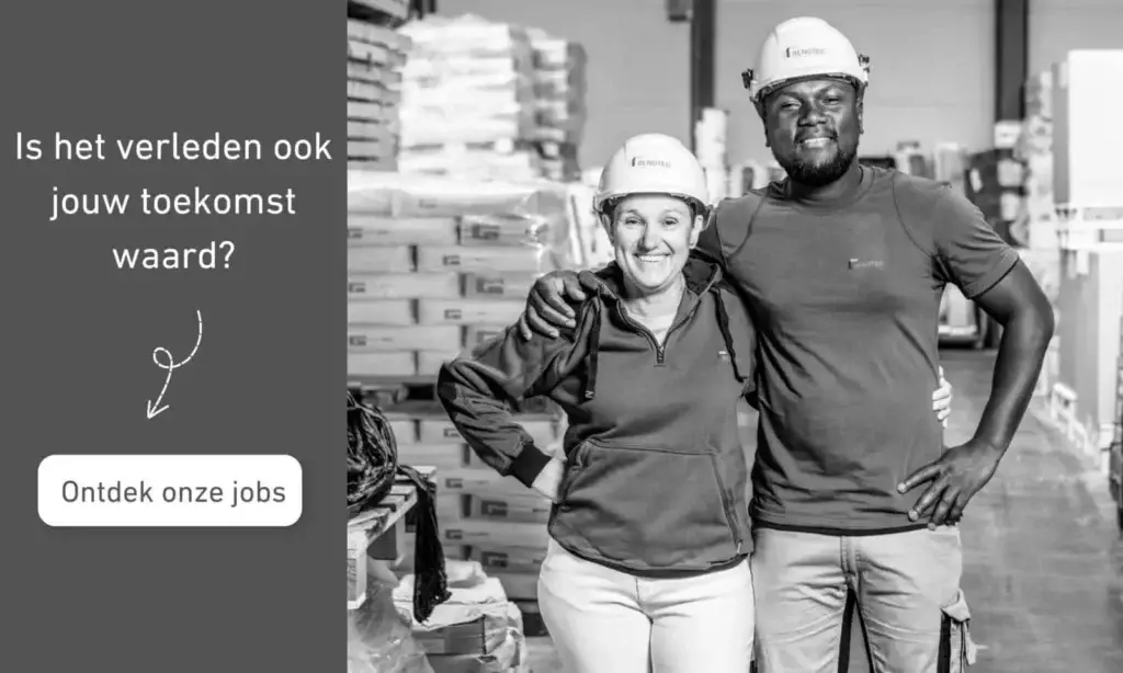 Twee personen in werkkledij en veiligheidshelmen staan naast elkaar in een magazijnomgeving met stapels bouwmaterialen, met links een grijze overlay waarop staat: ‘Is het verleden ook jouw toekomst waard?’ en een knop ‘Ontdek onze jobs’, gebruikt als wervingsvisual voor jobs in een renovatie- en restauratiebedrijf.