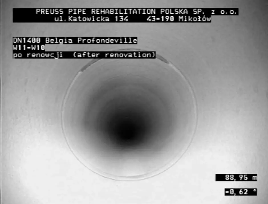 Camerabeeld van een gerenoveerde drukleiding met gladde, uniforme binnenwand, opgenomen tijdens een inspectie na reline‑renovatie, met technische overlay‑gegevens over locatie, traject en diameter.