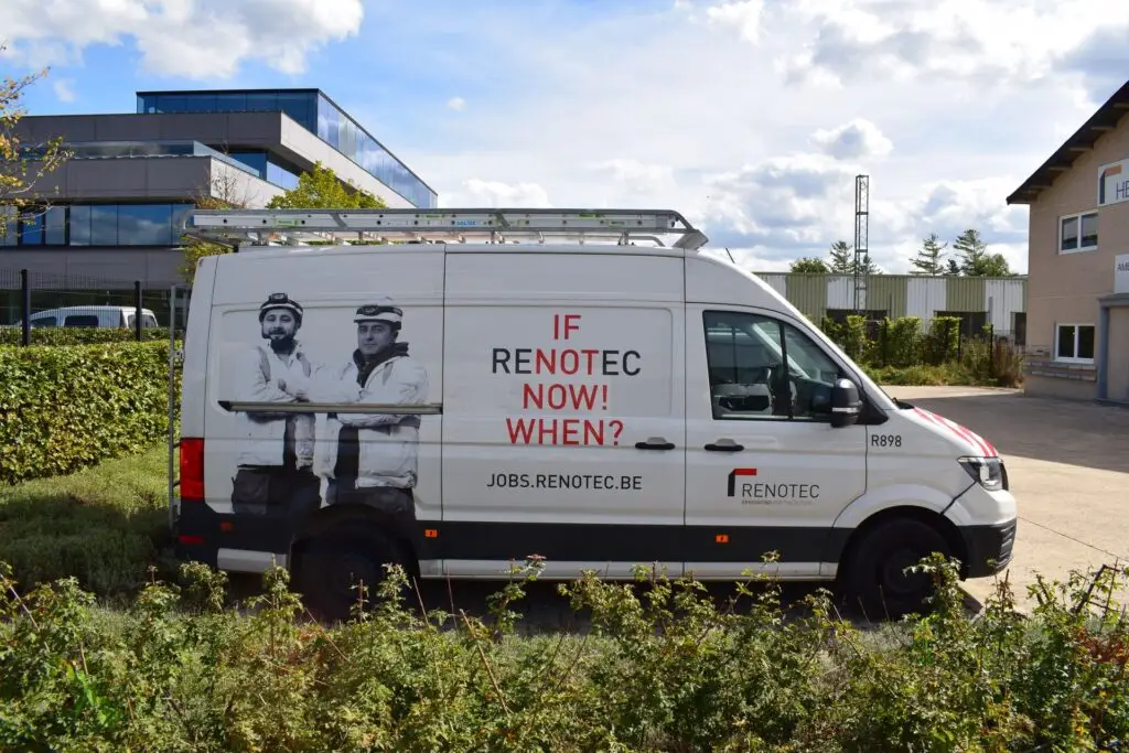 Camionette van Renotec met duo-foto op van 2 medewerkers en de slogan 'If not now! When?'