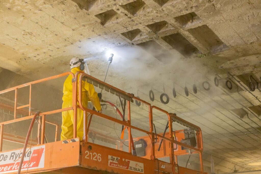 Reiniging van het plafond door Renotec in een Brusselse tunnel.