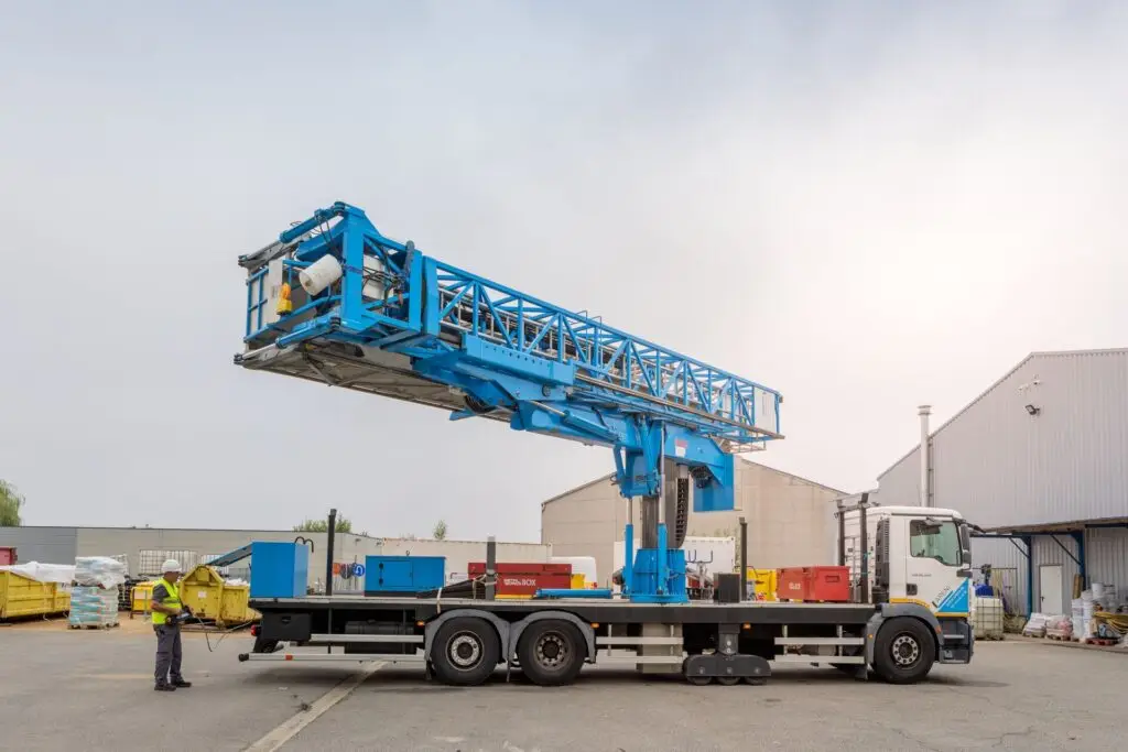 Specialistische laagwerker van Renotec voor bereik- en onderhoudswerken aan infrastructuur en constructies.